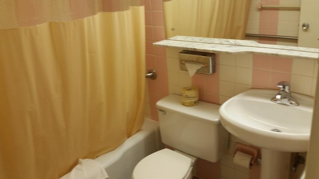Huntingdon Motor Inn Екстер'єр фото
